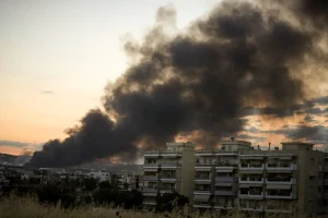 Ωραιόκαστρο: Το τοξικό νέφος από τη φωτιά μπορεί να φτάσει έως την Κρήτη – Βίντεο με την προσομοίωση μεταφοράς του καπνού