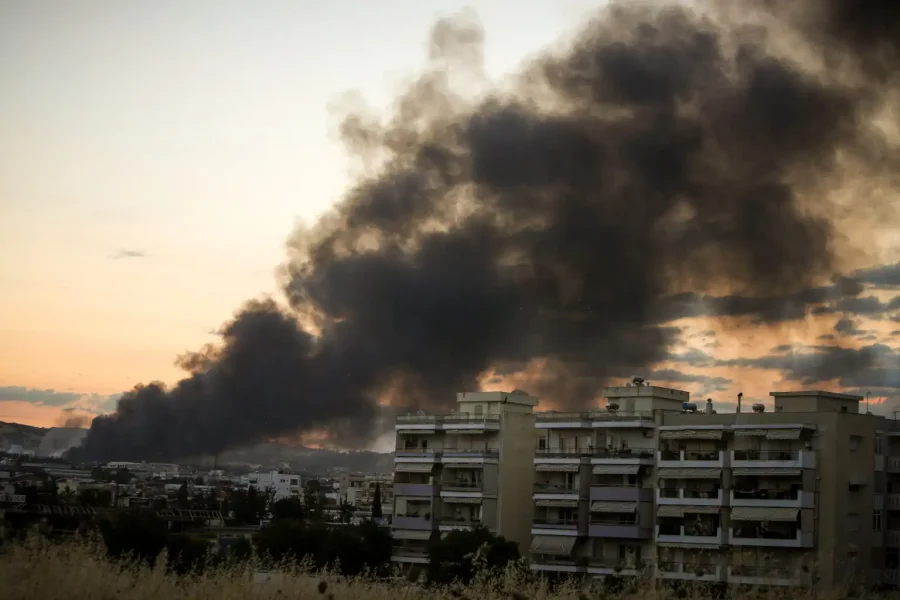 Ωραιόκαστρο: Το τοξικό νέφος από τη φωτιά μπορεί να φτάσει έως την Κρήτη – Βίντεο με την προσομοίωση μεταφοράς του καπνού