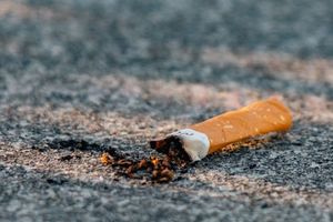 Ένα τσιγάρο στο αυτοκίνητο μπορεί να σας κοστίσει έως 3.000 ευρώ – Πότε επιβάλλεται το πρόστιμο