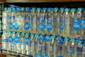 Τέλος οι εξάδες νερών και αναψυκτικών στα σούπερ μάρκετ; Η μεγάλη αλλαγή που φέρνει η ΕΕ