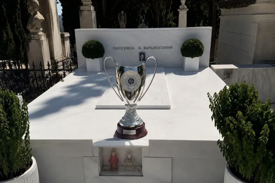 ΟΦΗ: Η ΠΑΕ πήγε στο μνήμα του Θεόδωρου Βαρδινογιάννη το Κύπελλο