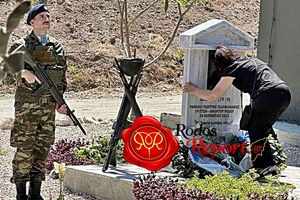 «Ράγισαν» καρδιές στη Ρόδο: Η μητέρα λύγισε μπροστά στο μνημείο, ο Στρατός απέδωσε τιμές στον Ραφαήλ Γαλυφιανάκη