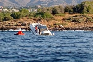 Περιπέτεια για τουρίστες – Τουριστικό σκάφος προσάραξε σε αβαθή στους Αγίους Αποστόλους (φωτο)