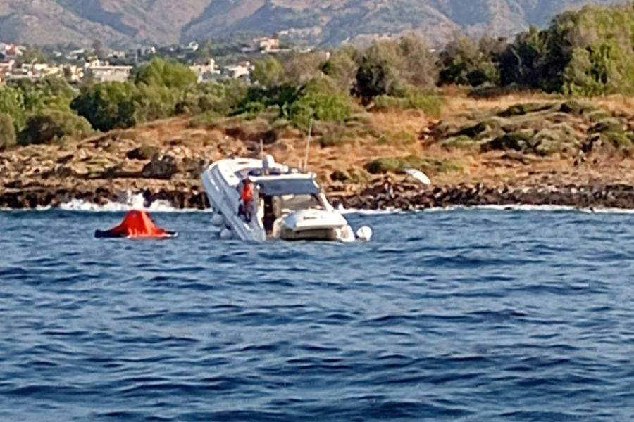 Περιπέτεια για τουρίστες – Τουριστικό σκάφος προσάραξε σε αβαθή στους Αγίους Αποστόλους (φωτο)