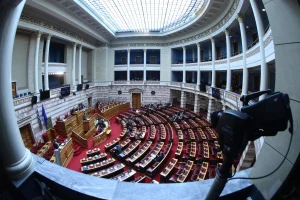 Βουλή: Ενός λεπτού σιγή στη μνήμη των τριών πυροσβεστών που έχασαν τη ζωή τους στο Ρέθυμνο και το Γύθειο
