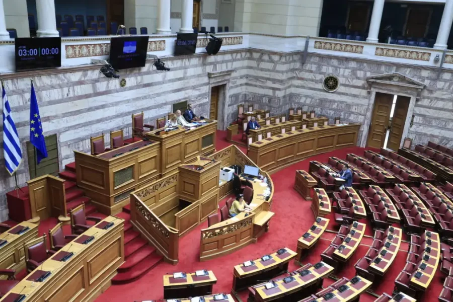 Βουλή: Σύγκρουση για τη βία και την τρομοκρατία με φόντο τις εμπρηστικές επιθέσεις στη Θεσσαλονίκη