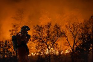 Εικόνες απόλυτης καταστροφής στον Καναδά: Ο στρατός απομακρύνει κατοίκους καθώς οι φωτιές πνίγουν με καπνό τις ΗΠΑ