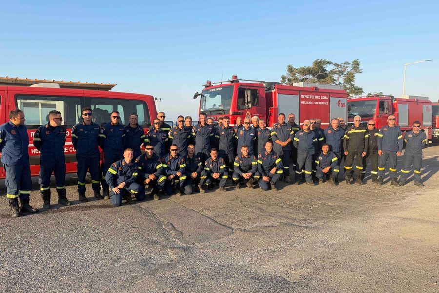 Έφυγαν από την Κρήτη με ένα μεγάλο «ευχαριστώ» οι πυροσβέστες που έδωσαν μάχη στο Ρέθυμνο – φωτογραφίες