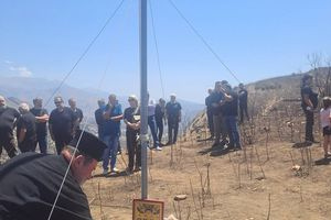 Συγκίνηση στο τρισάγιο στη μνήμη των θυμάτων της φονικής πυρκαγιάς – «Ποτέ ξανά τέτοια τραγωδία» (pics)