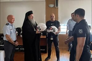 Λάρισα: Η Μητρόπολη δωρίζει 40 κράνη στην Άμεση Δράση – Αγιασμός στο Αστυνομικό Μέγαρο