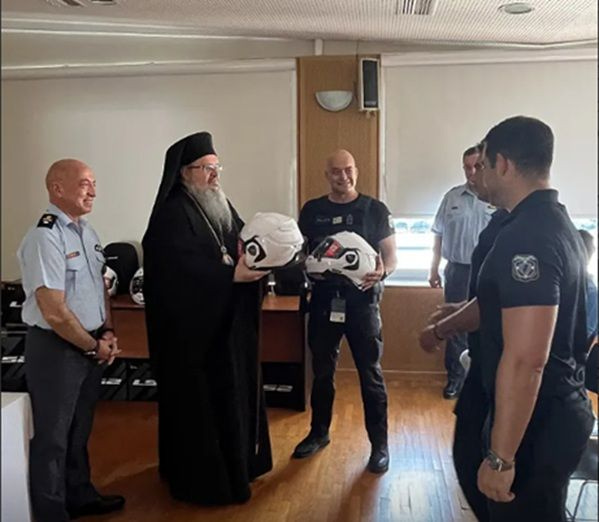 Λάρισα: Η Μητρόπολη δωρίζει 40 κράνη στην Άμεση Δράση – Αγιασμός στο Αστυνομικό Μέγαρο