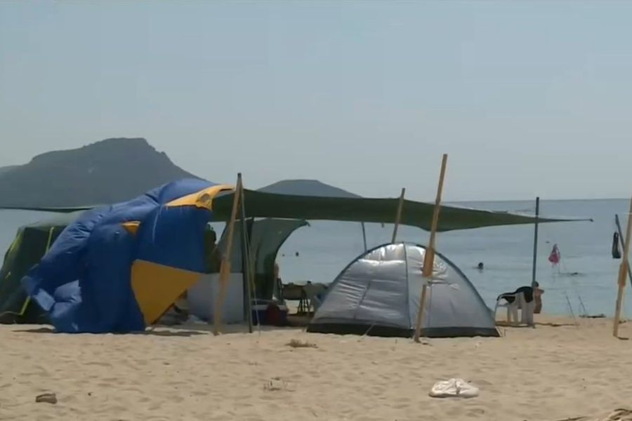 Χαλκιδική: «Ξήλωσαν» σκηνές με φιάλες υγραερίου και φωτοβολταϊκά από παραλίες