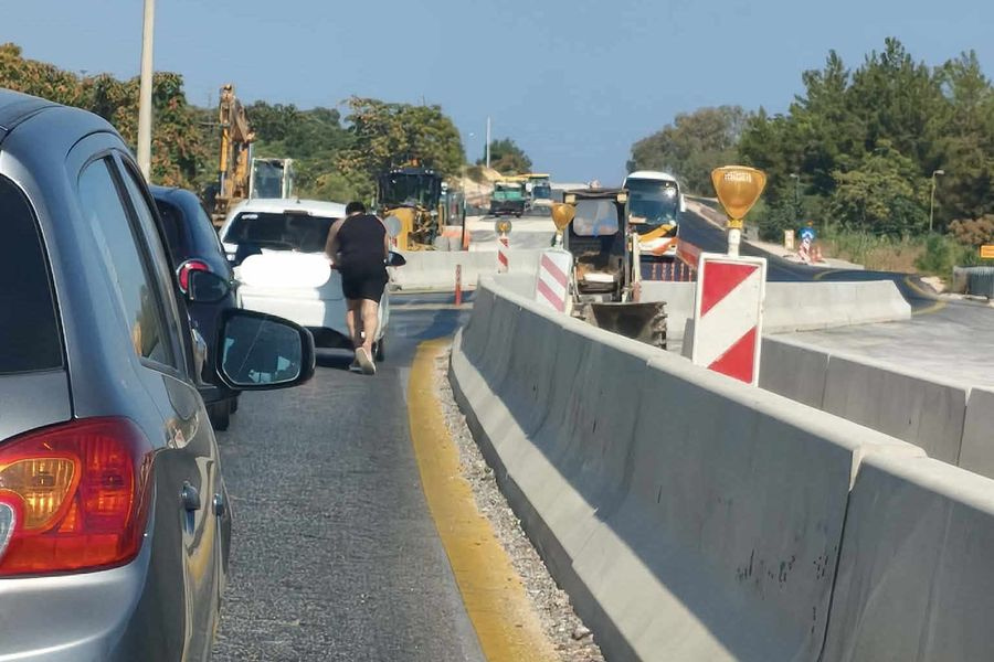 Ουρά στο Βαμβακόπουλο από ακινητοποιημένο αυτοκίνητο (φωτό)