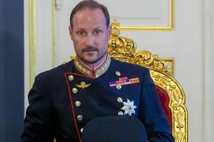 Χάακον: Ο νέος βασιλιάς της Νορβηγίας, ένας άνθρωπος χαμηλών τόνων, λάτρης του σερφ και της μουσικής