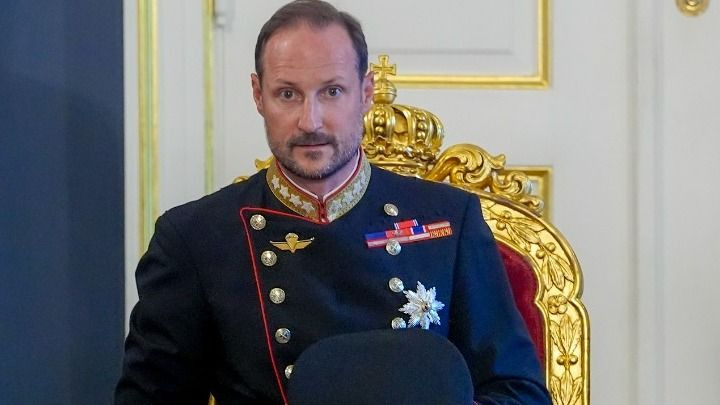 Χάακον: Ο νέος βασιλιάς της Νορβηγίας, ένας άνθρωπος χαμηλών τόνων, λάτρης του σερφ και της μουσικής