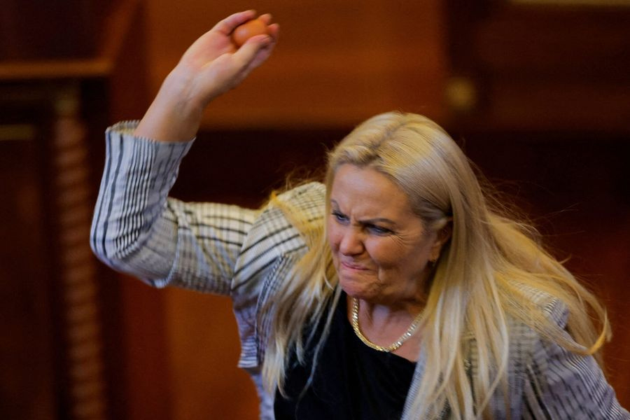Κόσοβο: Βουλευτής πέταξε αυγά στον υπηρεσιακό πρωθυπουργό (vid)