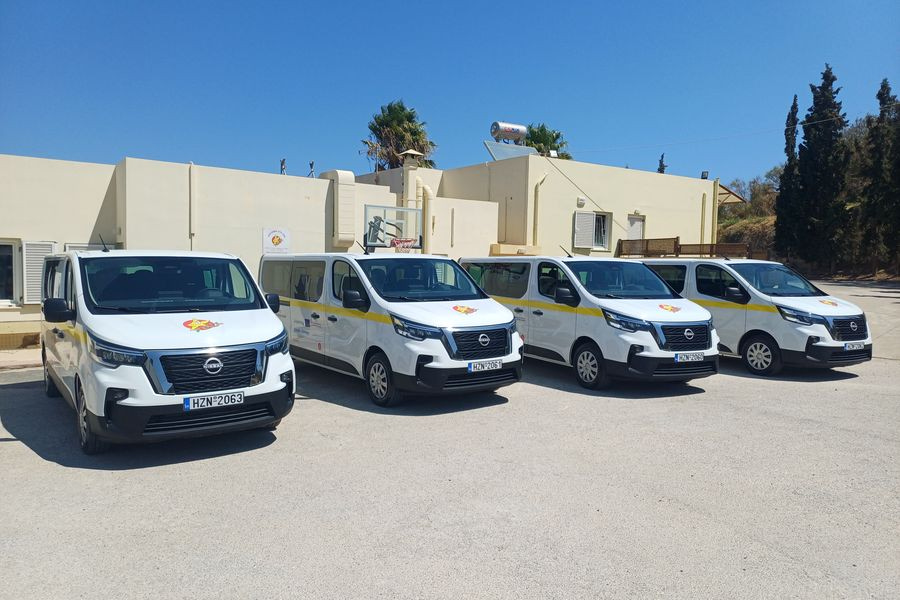 Τέσσερα νέα οχήματα ενισχύουν τις καθημερινές μετακινήσεις των εξυπηρετούμενων του Σωματείου «Δικαίωμα στη Ζωή»