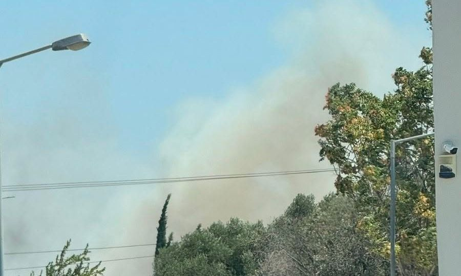Φωτιά τώρα στη ΒΙ.ΠΕ Κορωπίου: Μήνυμα του 112 για ετοιμότητα – Επιχειρούν 6 αεροσκάφη