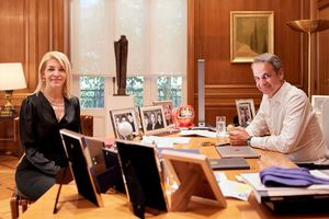 Συνάντηση του Κυριάκου Μητσοτάκη με την Αφροδίτη Νέστορα στο Μέγαρο Μαξίμου