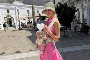 «Έλιωσε» το Instagram η Κατερίνα Καινούργιου: «Η γυναίκα που κρατούσε κάποτε εμένα, κράτησε σήμερα τη δισέγγονή της»