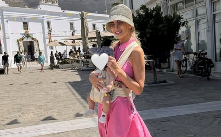 «Έλιωσε» το Instagram η Κατερίνα Καινούργιου: «Η γυναίκα που κρατούσε κάποτε εμένα, κράτησε σήμερα τη δισέγγονή της»