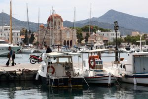 Σύγκρουση θαλαμηγού με ελλιμενισμένα σκάφη στην Αίγινα