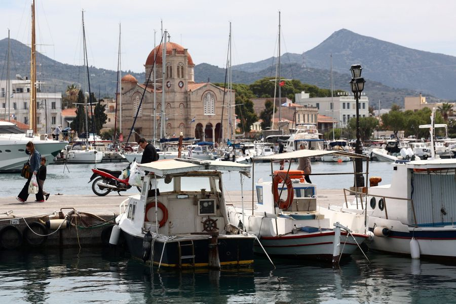 Σύγκρουση θαλαμηγού με ελλιμενισμένα σκάφη στην Αίγινα