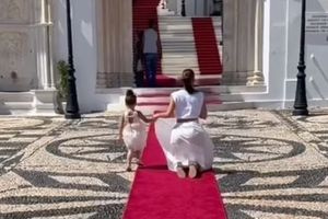 Η Μαρία Μενούνος γονατιστή στην Παναγιά της Τήνου – «Μερικές από τις πιο ιερές στιγμές της ζωής μου»