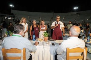Τρόμος στη Νάξο: Έκανε “ναυτικά παντιλίκια” και καρφώθηκε σε σκάφη δίπλα σε λουόμενους