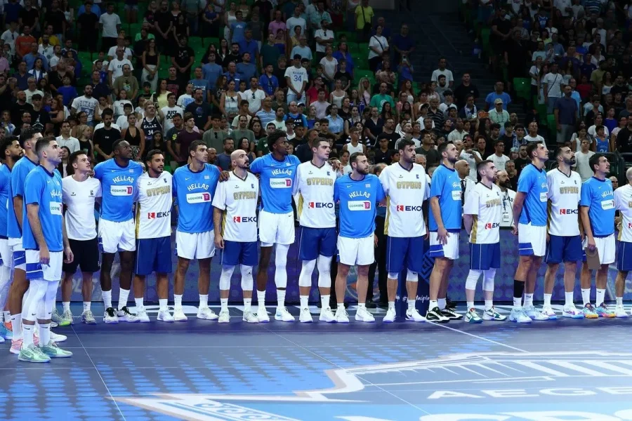 Αγκαλιά Έλληνες και Κύπριοι διεθνείς στον Εθνικό Ύμνο