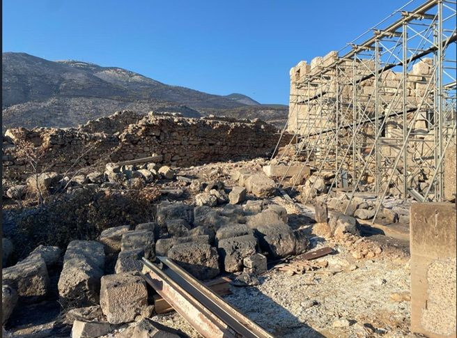 ΥΠΠΟ: Αυτοψία της Λ. Μενδώνη στα Αιγόσθενα για τις επιπτώσεις της πυρκαγιάς