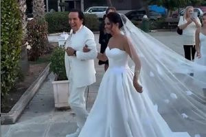 Παντρεύτηκε η 50χρονη Ζήνα Αρβανιτίδη, κόρη του τραγουδιστή Πασχάλη