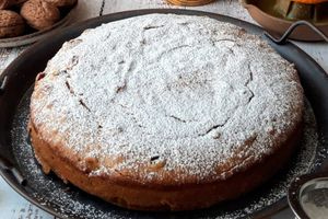 Δεν τρίβεται και δεν λαδώνει: Κλασική φανουρόπιτα με 9 υλικά, αφράτη, γεμάτη αρώματα