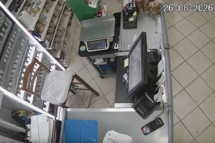 Βίντεο-ντοκουμέντο: Η στιγμή που ο 52χρονος “πελάτης” αρπάζει χρήματα από ταμείο mini market στην Κίσαμο