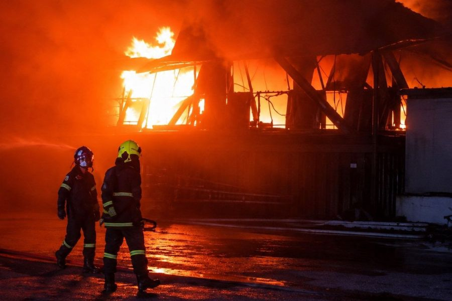 Μεγάλη φωτιά σε εργοστάσιο στη Λάρισα – Εξετάζεται το ενδεχόμενο εμπρησμού