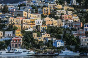 Νέο Ειδικό Χωροταξικό: Πού αυστηροποιούνται οι κανόνες για ξενοδοχεία και τουριστικές επενδύσεις