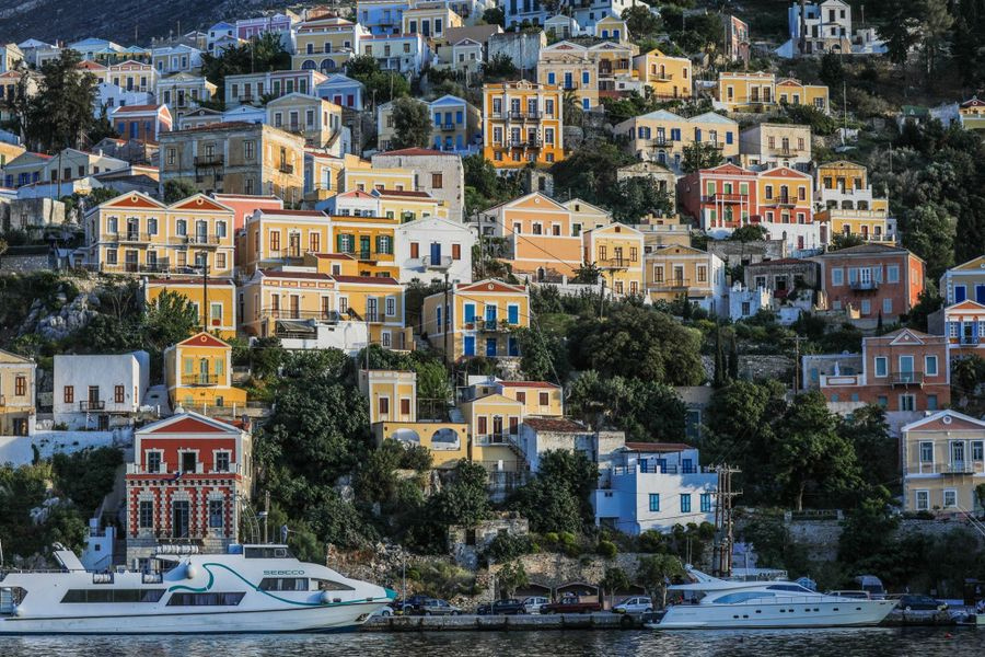 Νέο Ειδικό Χωροταξικό: Πού αυστηροποιούνται οι κανόνες για ξενοδοχεία και τουριστικές επενδύσεις