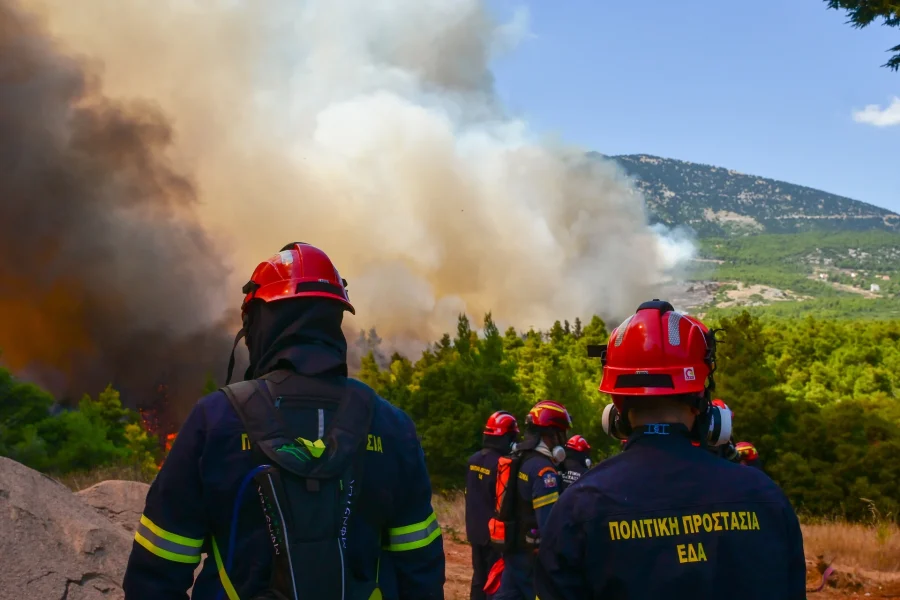 Φωτιά στη Δυτική Αττική: «Οι πυροσβέστες φεύγουν, κάντε ό,τι καταλαβαίνετε» – βίντεο