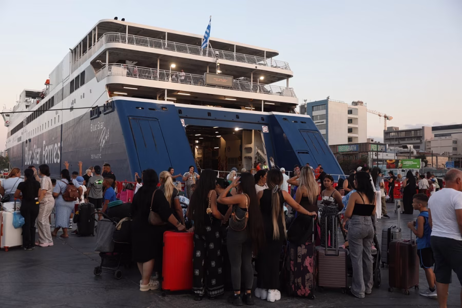Αυξημένη η κίνηση στα λιμάνια – Φεύγουν κατά χιλιάδες προς τα νησιά