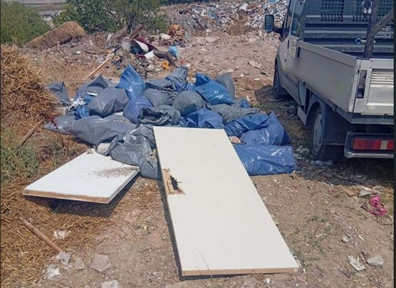 Μπάζα σε αγροτεμάχιο πετούσαν δύο άτομα που συνελήφθησαν