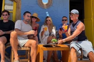 Luxury διακοπές στην Κρήτη: Μετά το GNTM ο Λάκης Γαβαλάς με Hermès στον Μακρύ Γιαλό παρέα με την Ελένη Πετρουλάκη στον τόπο καταγωγής της (pics, vid)