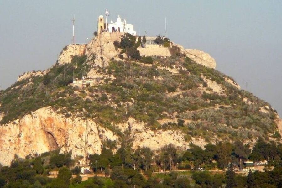 Θρίλερ στον Λυκαβηττό: Εντοπίστηκε πτώμα σε σπηλιά κοντά στο εκκλησάκι των Αγίων Ισιδώρων
