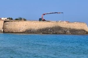Τι ψάχνουν οι δύτες στο Κουμ Καπί; Έρευνες στον βυθό μπροστά από τον επιπρομαχώνα Mocenigo