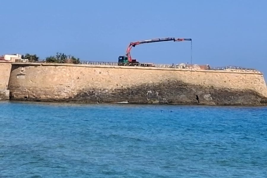 Τι ψάχνουν οι δύτες στο Κουμ Καπί; Έρευνες στον βυθό μπροστά από τον επιπρομαχώνα Mocenigo