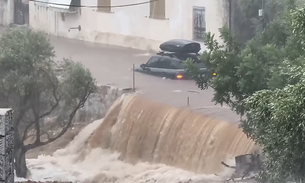 Σφοδρό μπουρίνι «σάρωσε» τη Μάνη: Δρόμοι μετατράπηκαν σε ποτάμια- Πλημμύρισαν σπίτια
