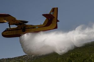 Πυρκαγιά στο Κοκκινόχωμα Καβάλας: 4 αεροσκάφη και ένα ελικόπτερο στη μάχη με τις φλόγες – Ήχησε το 112