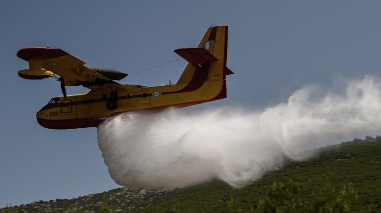 Πυρκαγιά στο Κοκκινόχωμα Καβάλας: 4 αεροσκάφη και ένα ελικόπτερο στη μάχη με τις φλόγες – Ήχησε το 112