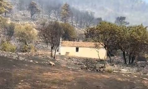 Viral βίντεο με το εκκλησάκι του Αρχάγγελου Μιχαήλ που έμεινε αλώβητο στη φωτιά – δείτε video