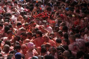 La Tomatina: Η διάσημη ντοματομαχία της Ισπανίας έβαψε κόκκινο το Μπουνιόλ