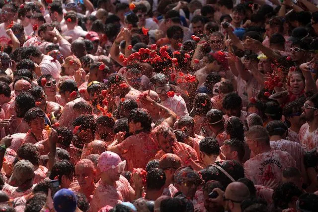 La Tomatina: Η διάσημη ντοματομαχία της Ισπανίας έβαψε κόκκινο το Μπουνιόλ